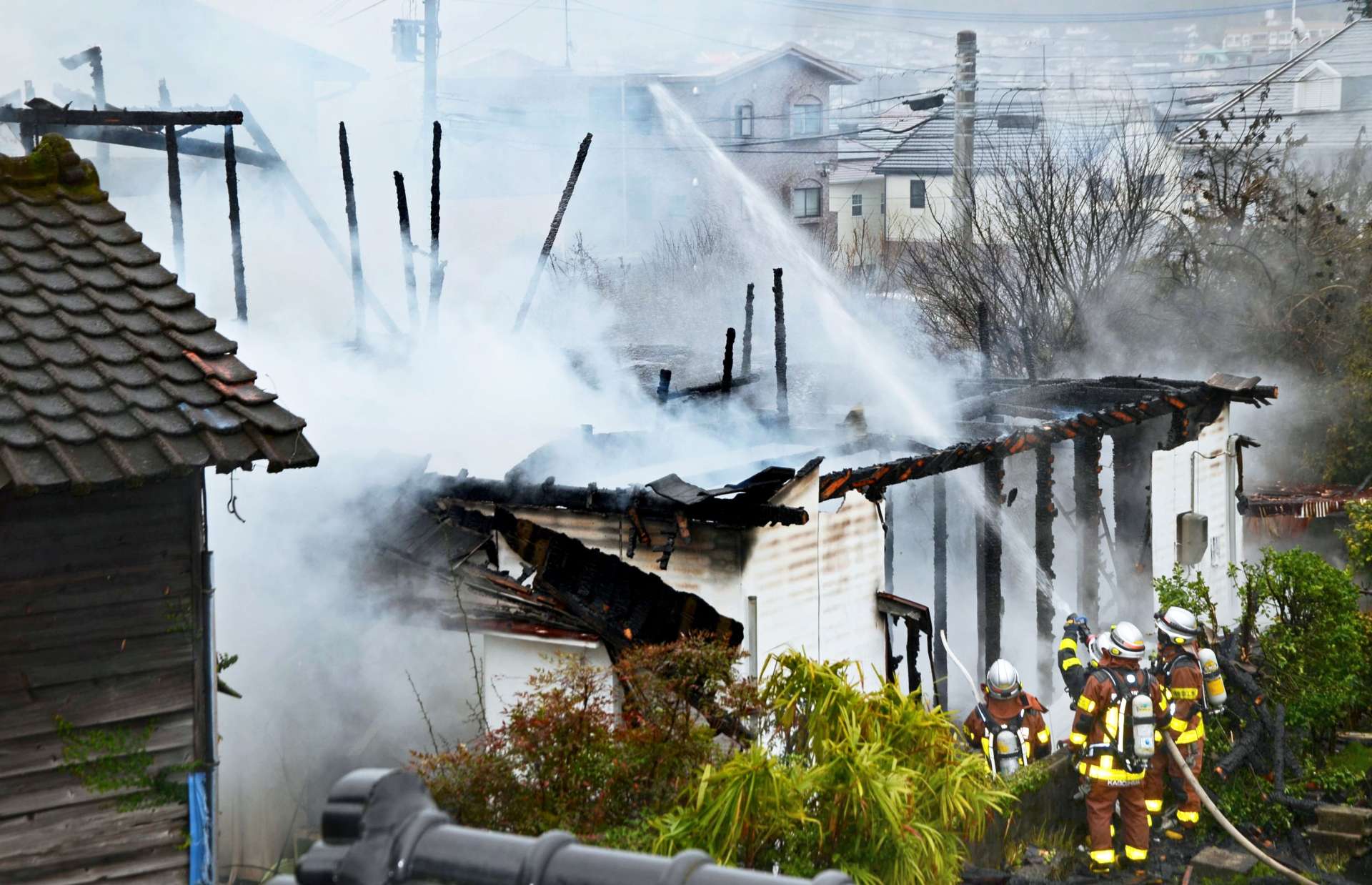 消火活動に当たる消防関係者ら＝１６日午前８時半ごろ、鹿児島市中山２丁目