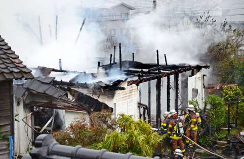 消火活動に当たる消防関係者ら＝１６日午前８時半ごろ、鹿児島市中山２丁目