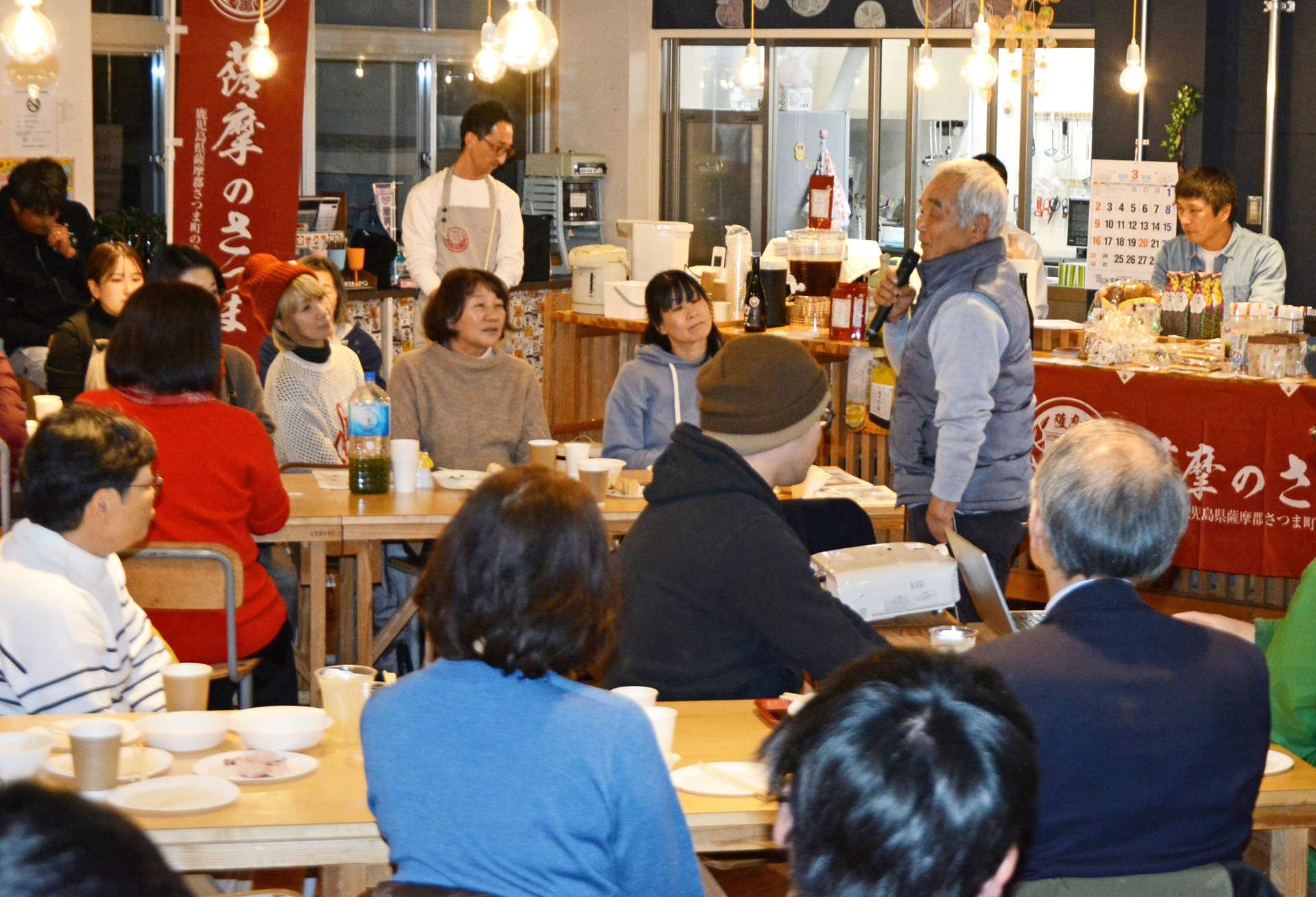 作り手の思いを話す「薩摩のさつま」認証事業者＝さつま町白男川