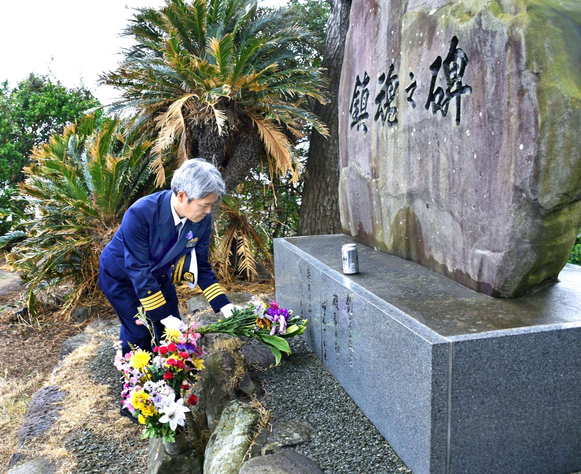 鎮魂之碑に献花する串木野海上保安部関係者＝いちき串木野市の長崎鼻公園