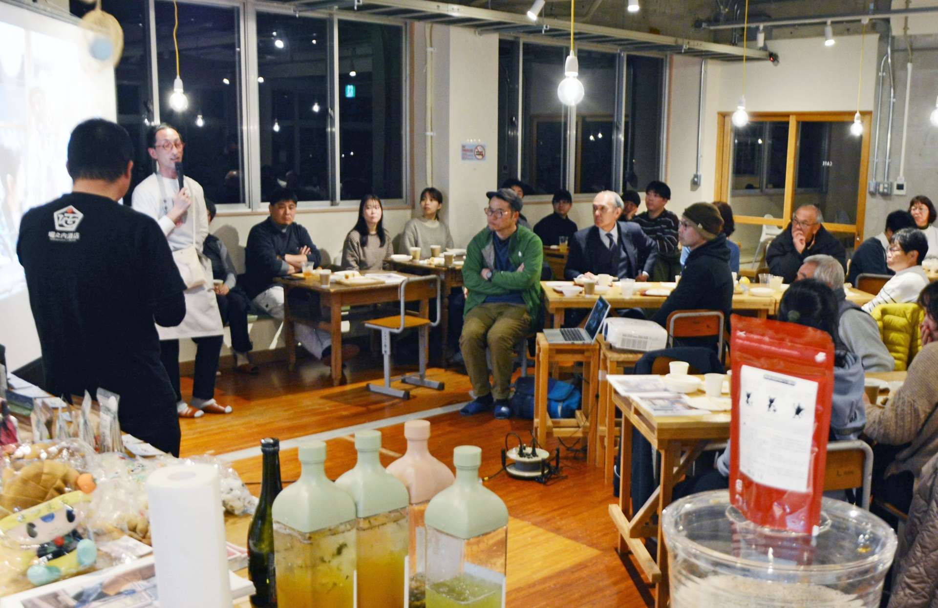 「薩摩のさつま」認証品を味わいながら交流を楽しむ参加者＝さつま町白男川