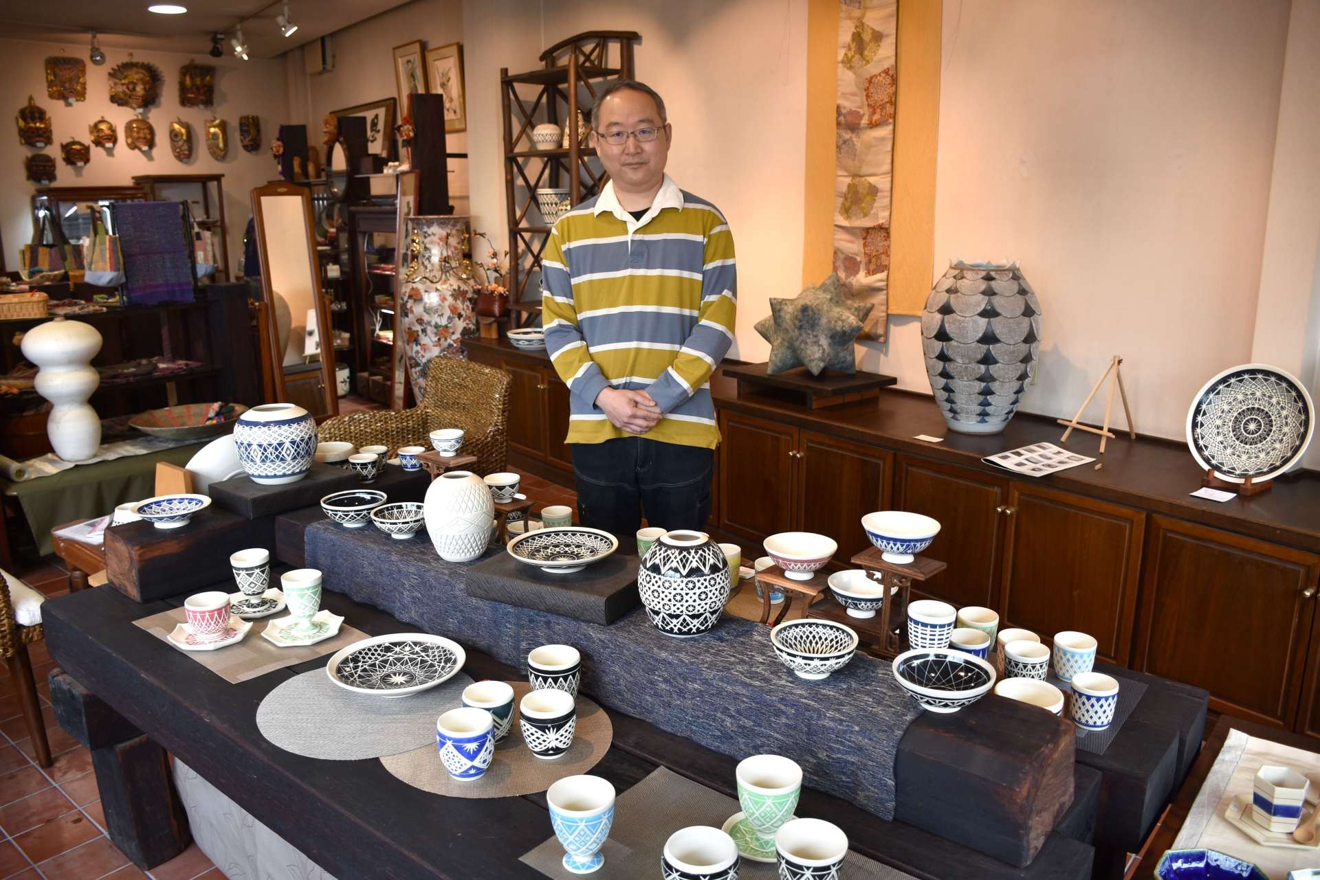 加治木陶昌窯２５周年記念の特別展を開いている白石昌弘さん＝姶良市の加治木ギャラリー鳳山
