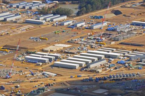 〈関連〉仮設の構造物が立ち並ぶ島の中央部＝１月１０日、西之表市の馬毛島上空（本社チャーター機から撮影）