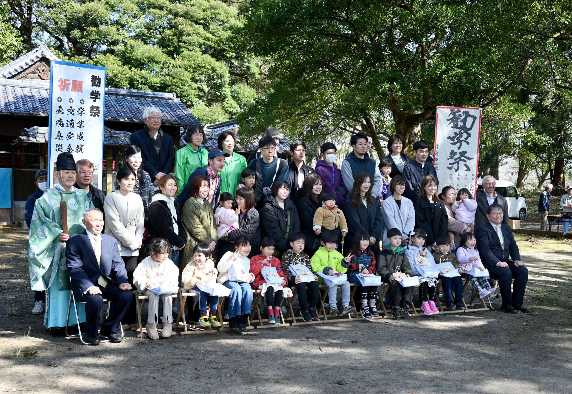 地域を挙げて新入学を祝う勧学祭＝南九州市川辺の南方神社