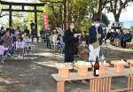 勧学祭で楽しい学校生活を願う新１年生＝南九州市川辺の南方神社