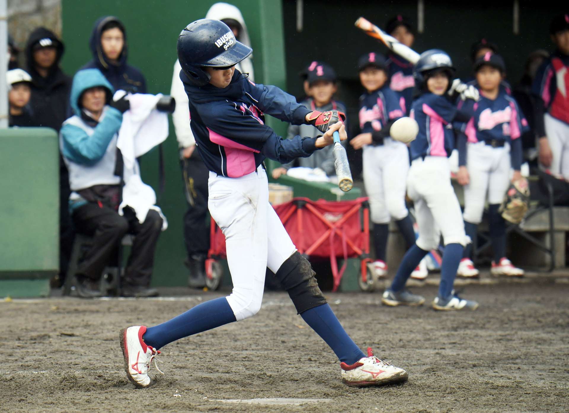 ３回表指宿女子２死、前田が中越え本塁打を放つ＝知覧平和公園