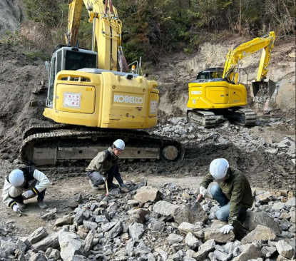 重機を入れた大がかりな発掘調査が始まった現場＝大阪府