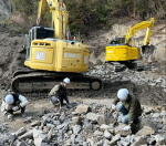 重機を入れた大がかりな発掘調査が始まった現場＝大阪府