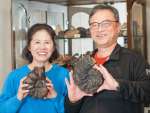 白亜紀のアンモナイトの化石を手にする筆者（右）と鹿屋市出身の妻・美穂
