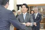下鶴隆央市長から感謝状を受け取る新日本科学ＰＰＤの永田一郎社長（中央）＝１４日、鹿児島市役所