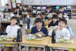 読み聞かせと「本とのコラボ給食」を楽しむ児童＝鹿児島市の和田小学校