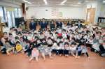 富国生命保険のおやさいクレヨン贈呈式の参加者＝鹿児島市紫原３丁目のわくわく紫原中央保育園