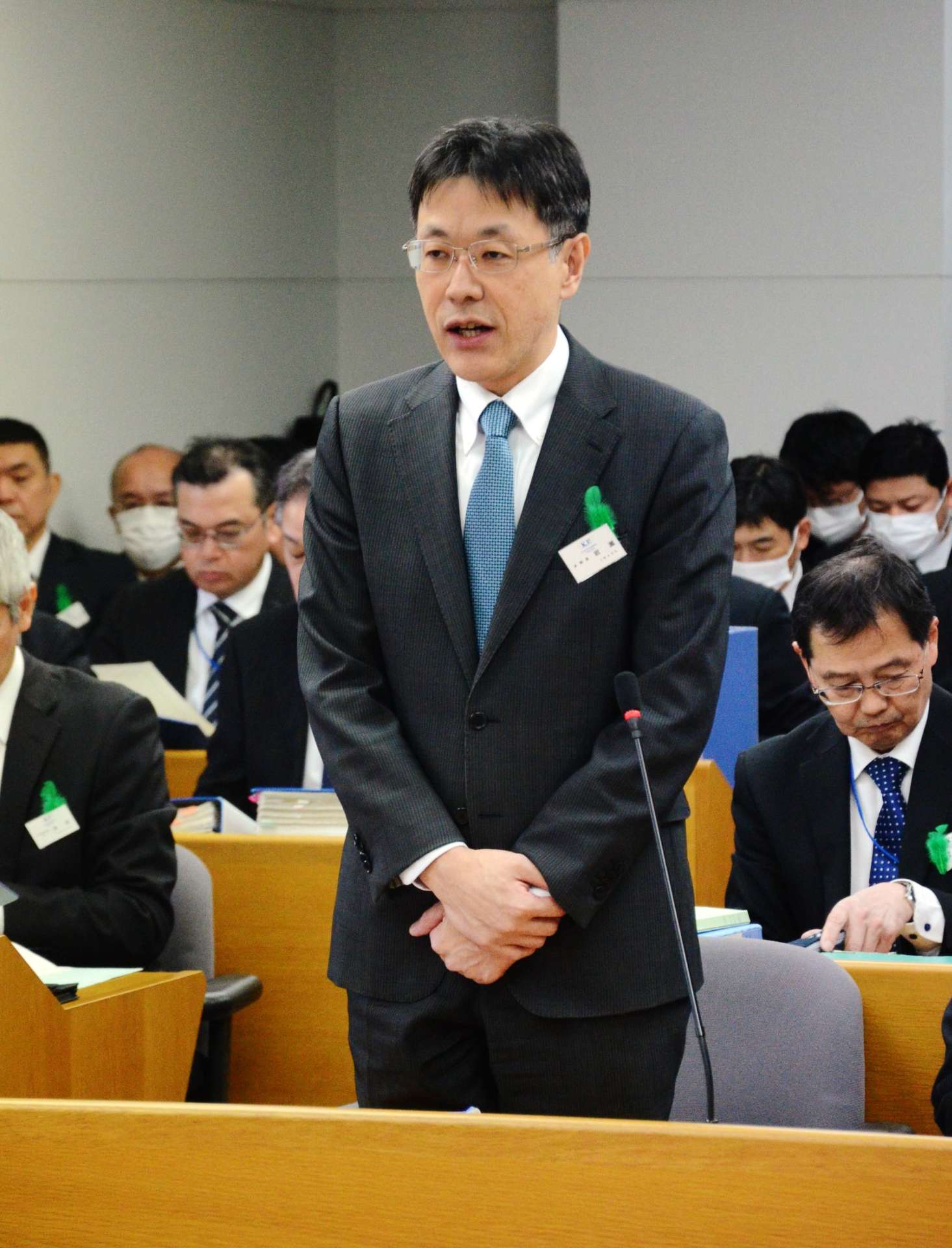 〈関連〉鹿児島県警の新たな不祥事について説明する岩瀬聡本部長＝１７日、県議会