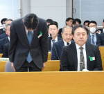 〈関連〉鹿児島県警の新たな不祥事について頭を下げる岩瀬聡本部長＝１７日、県議会