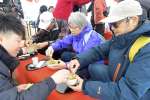 抹茶体験を楽しむクルーズ船の外国人客＝１７日、鹿児島市のマリンポートかごしま