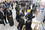 運転再開を前に混雑する新幹線改札口＝１８日午前１０時２０分、鹿児島市のＪＲ鹿児島中央駅