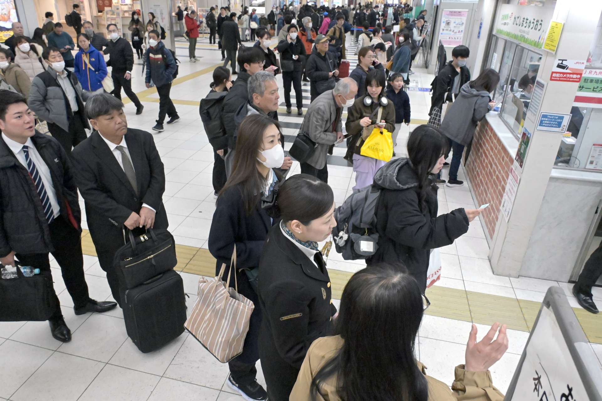 運転再開を前に混雑する新幹線改札口＝１８日午前１０時２０分、鹿児島市のＪＲ鹿児島中央駅