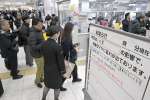 運転再開を待ち新幹線改札口に向かう乗客ら＝１８日、鹿児島市のＪＲ鹿児島中央駅