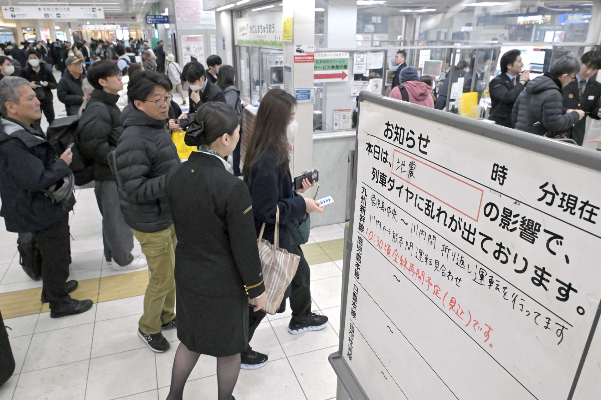 運転再開を待ち新幹線改札口に向かう乗客ら＝１８日、鹿児島市のＪＲ鹿児島中央駅