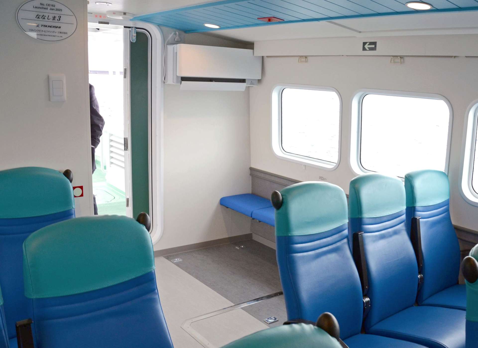 車いす用スペースを設けた「ななしま３」の船内＝１８日、鹿児島市の鹿児島港本港区南ふ頭