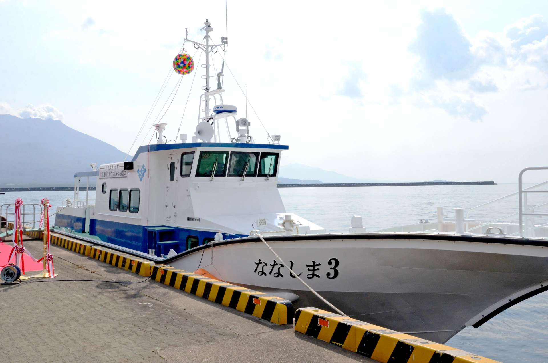 ４月就航の高速観光船「ななしま３」＝１８日、鹿児島市の鹿児島港本港区南ふ頭