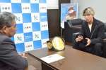 宮原義久市長（左）に初防衛戦の勝利を報告する寺田匠選手＝小林市役所
