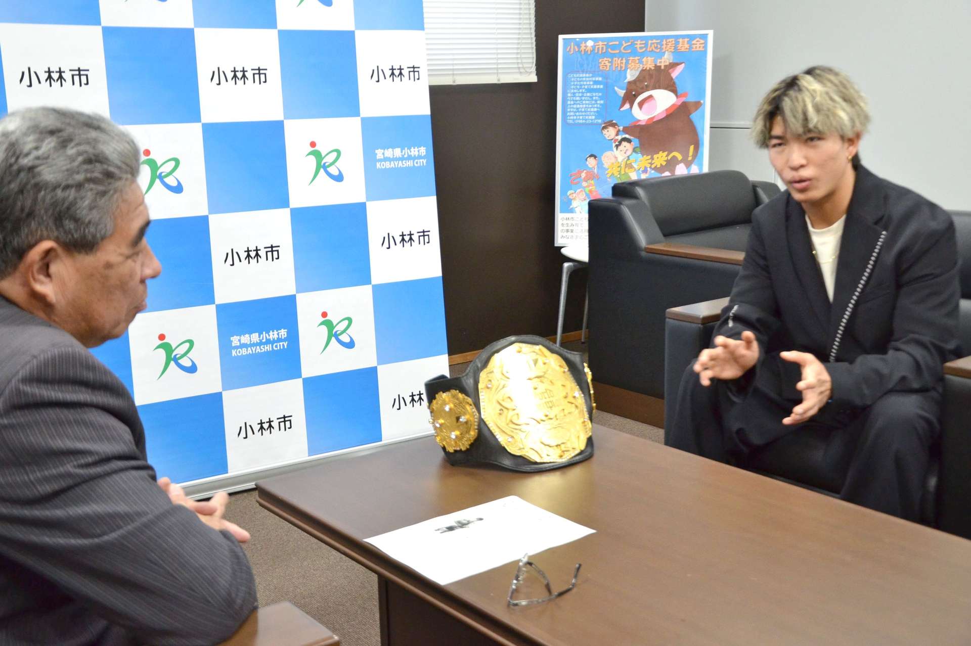 宮原義久市長（左）に初防衛戦の勝利を報告する寺田匠選手＝小林市役所