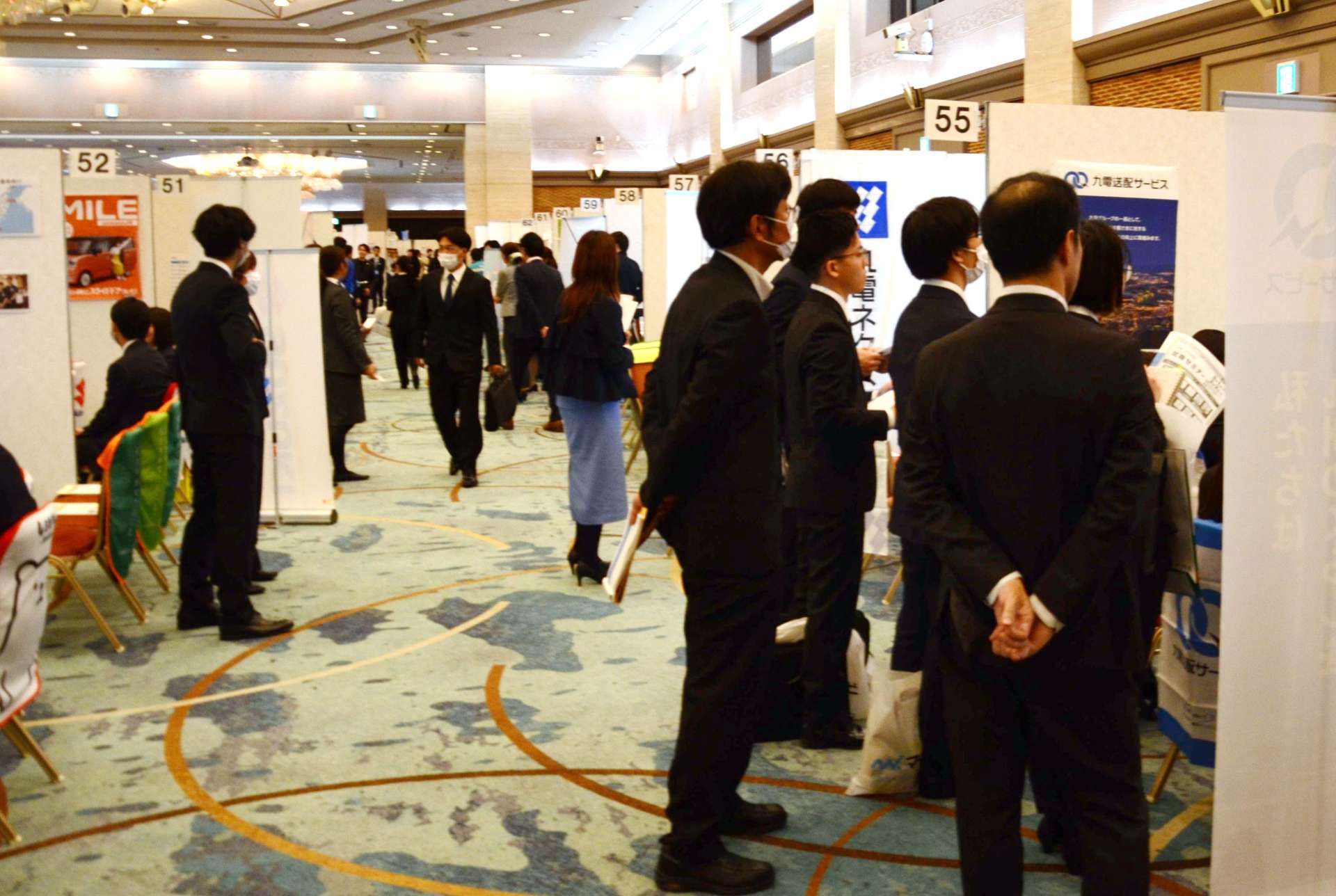 大学３年生らを対象にした企業の会社説明会＝１日、鹿児島市の城山ホテル鹿児島