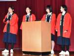 商店街の活性化策を発表する生徒ら