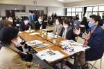子ども食堂の運営で支援できることなどを話し合う参加者＝１７日、薩摩川内市