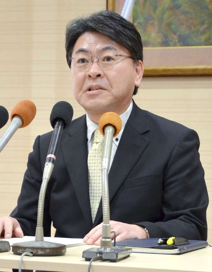 記者の質問に答える鹿児島地方・家庭裁判所の中園浩一郎所長＝１９日午後、鹿児島地裁
