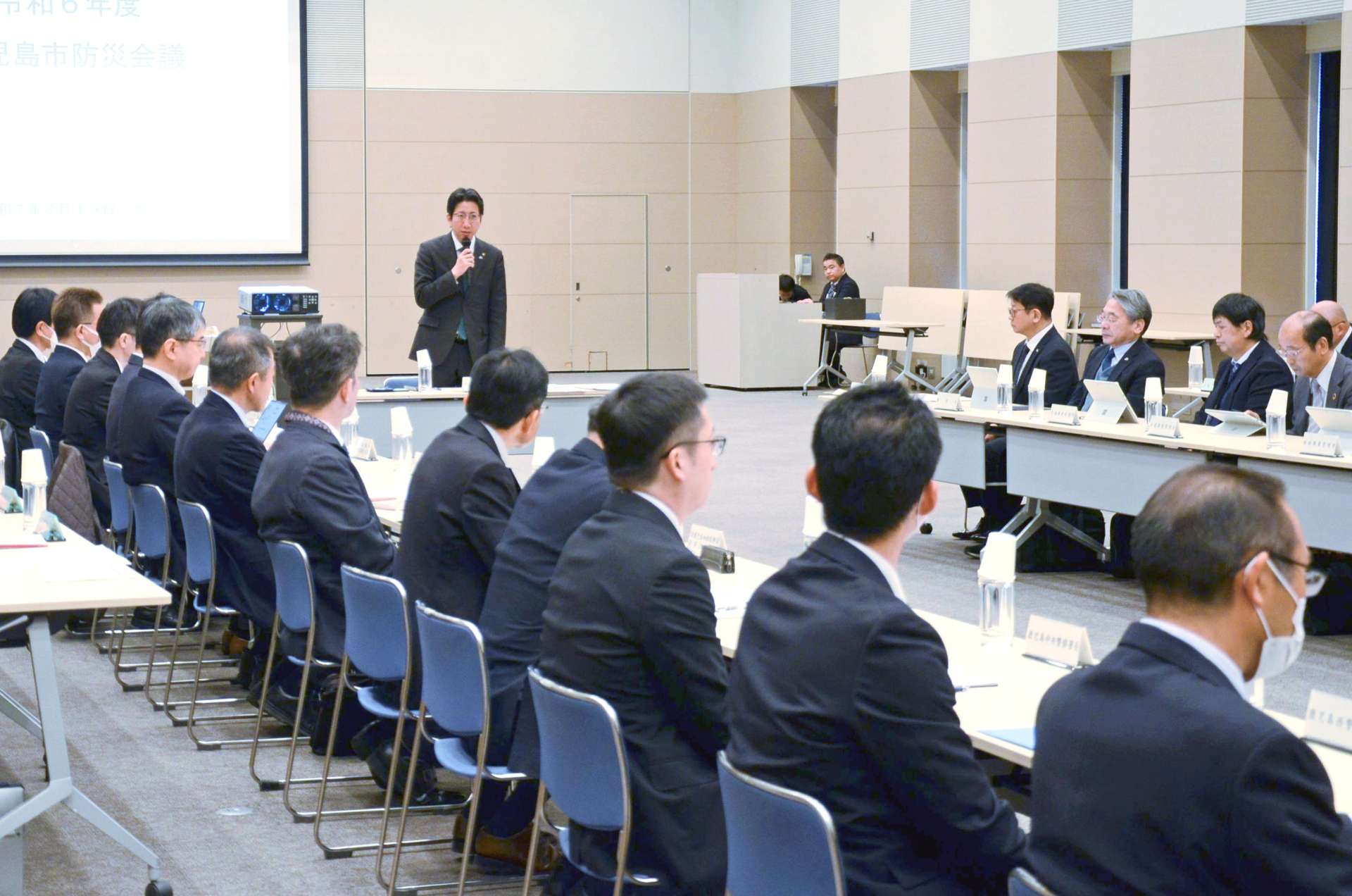 福祉避難所の同時開設などを承認した鹿児島市防災会議＝１９日、同市のカクイックス交流センター