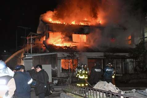 炎を上げて燃える住家＝１９日午後９時、鹿児島市田上５丁目