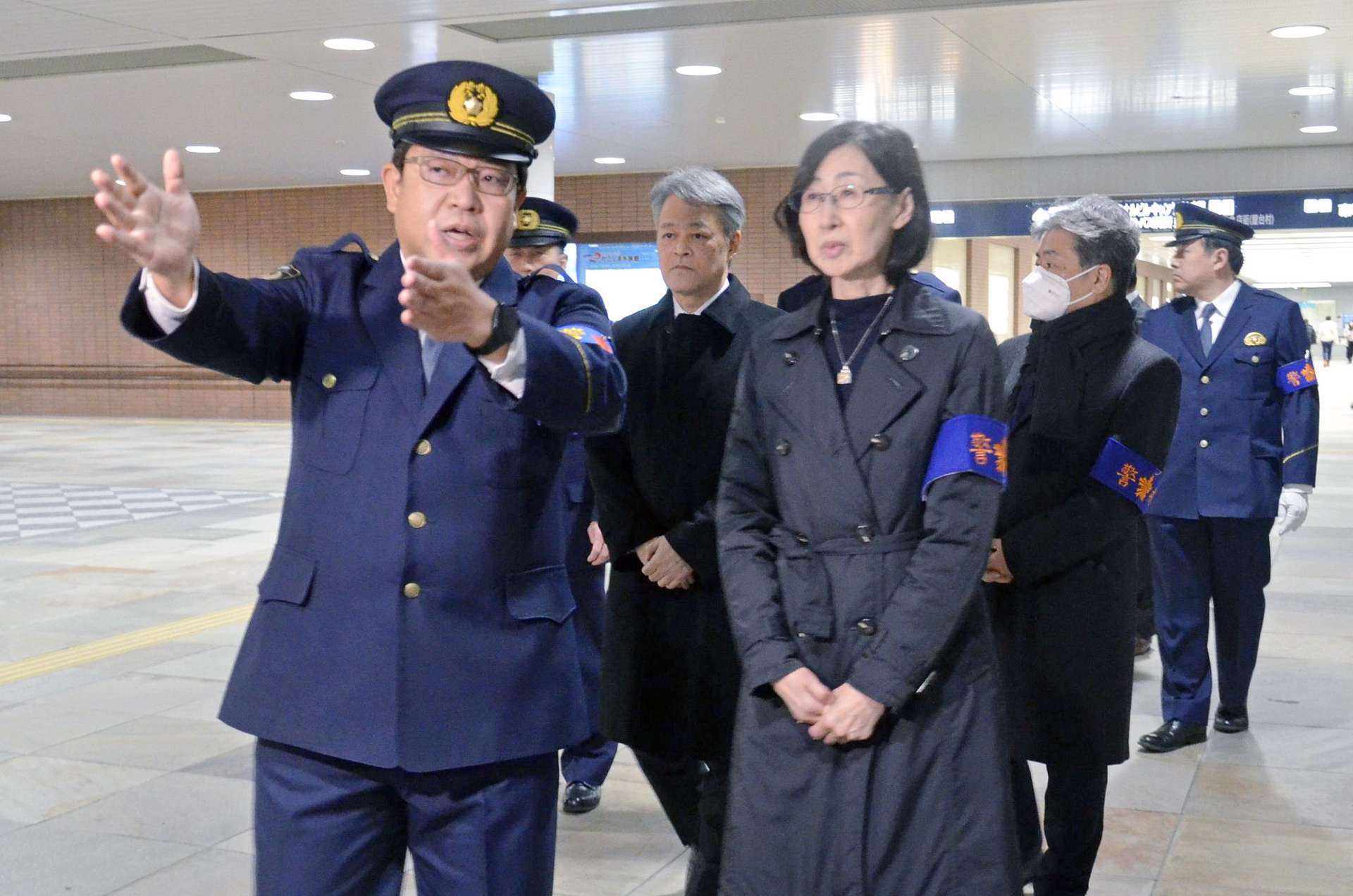 〈資料写真〉２０２４年１２月２４日、鹿児島西署の川路康隆刑事官の説明を受けながら視察する県公安委員会の石窪奈穂美委員長（前列右）ら＝鹿児島市中央町