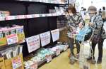 空きが目立つ売り場で米を買い求める客＝２月１４日、鹿児島市のＡコープいしき店