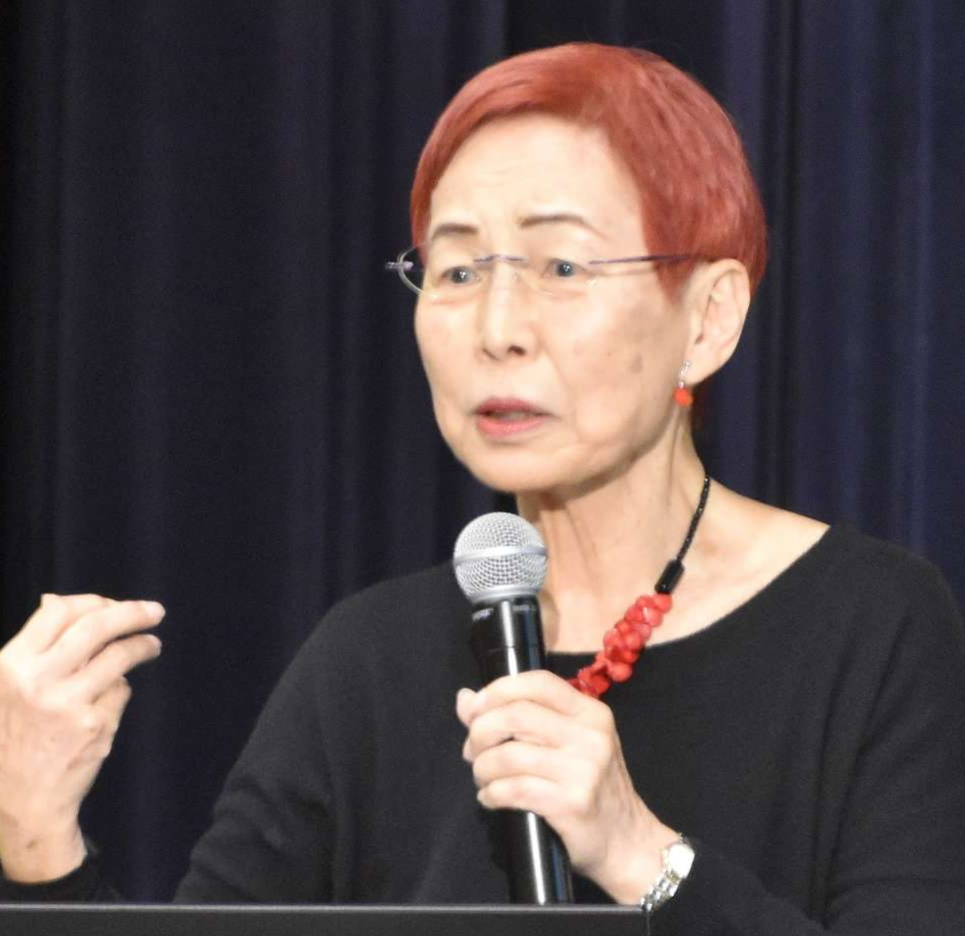 性別で差別されない社会の実現を訴える上野千鶴子さん＝薩摩川内市のサンアリーナせんだい