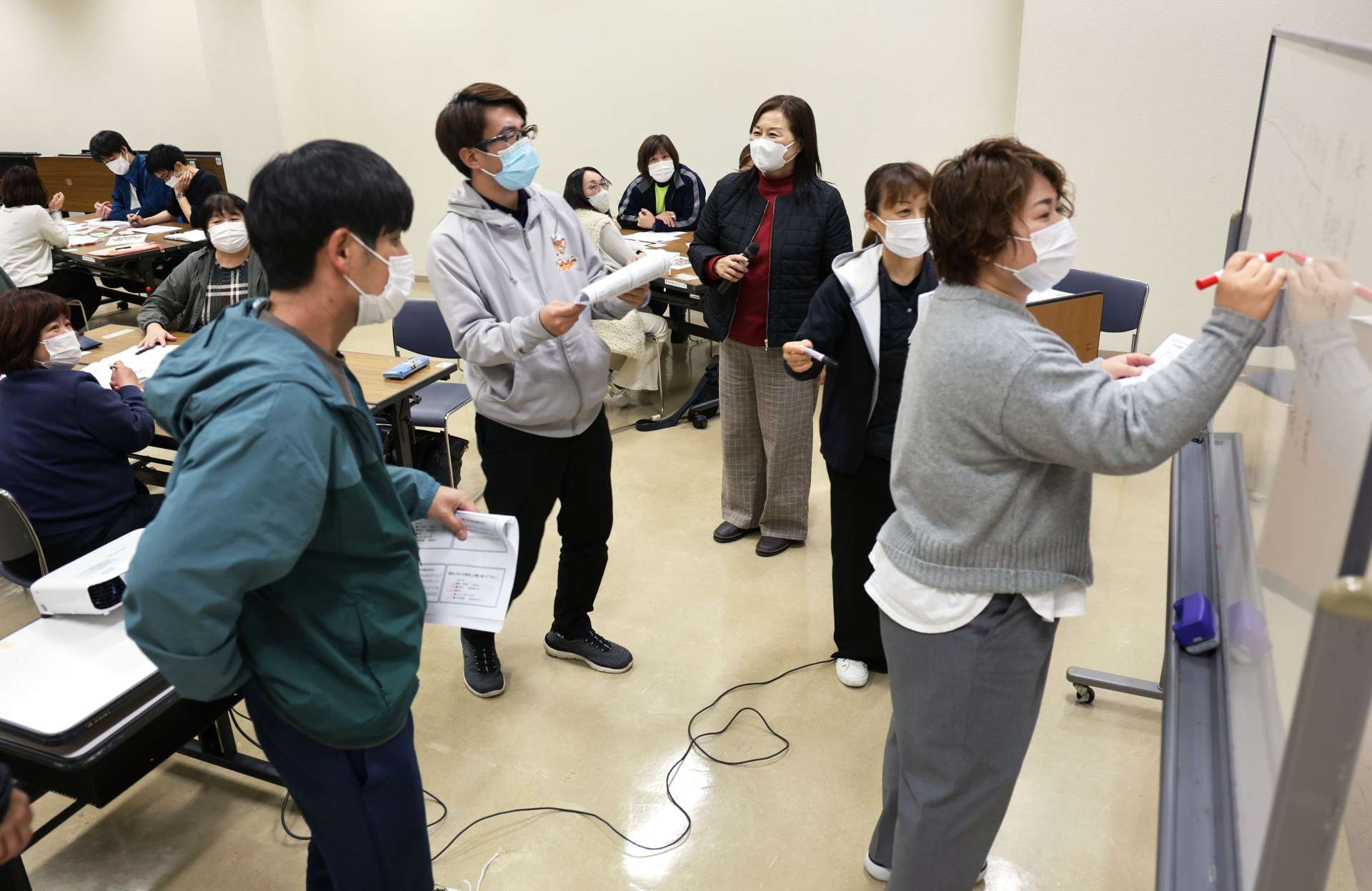 〈関連〉医療や介護現場の暴力やカスハラについて学ぶ参加者ら＝いちき串木野市
