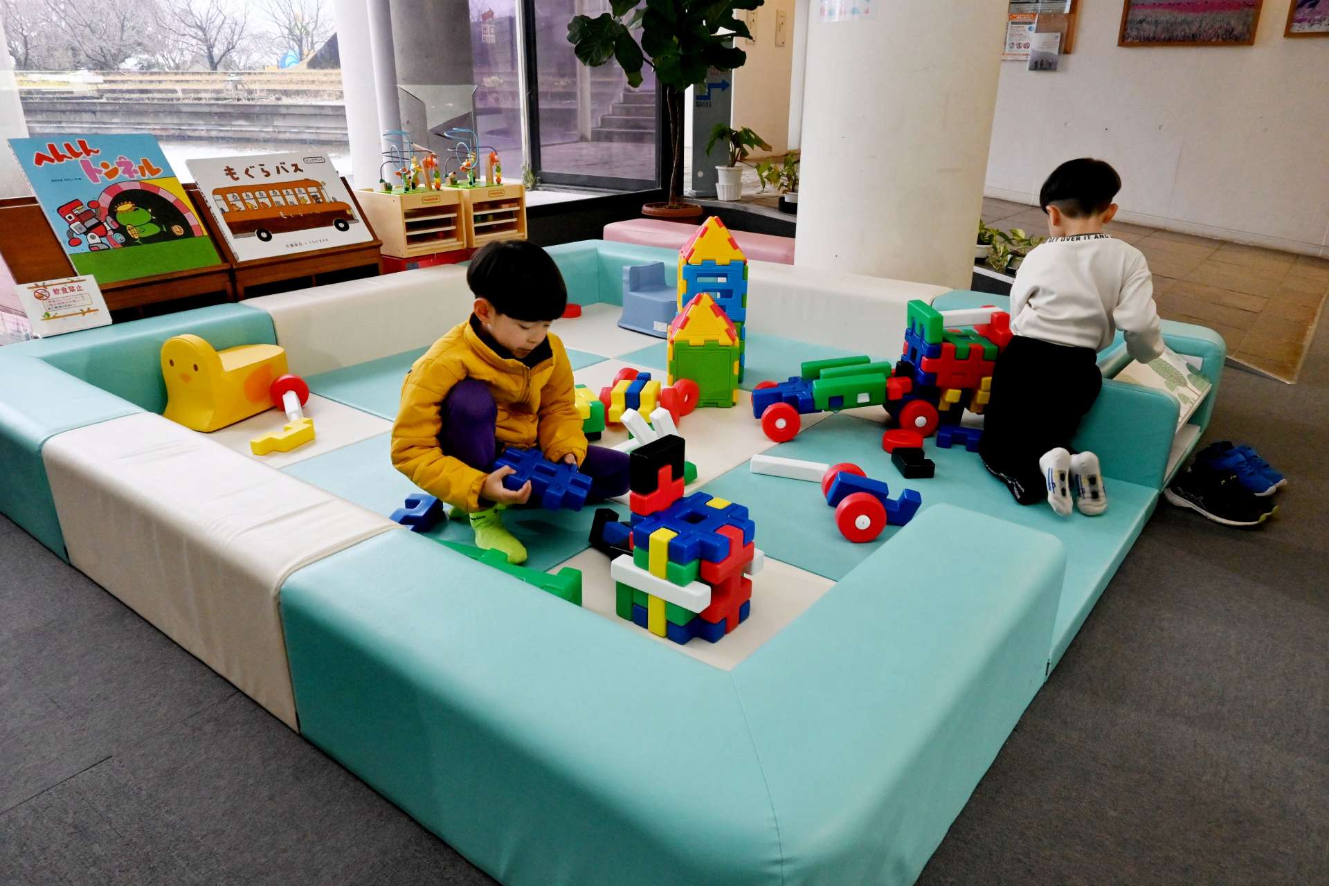 クッション製で遊びやすいキッズスペース＝１５日、出水市文化町