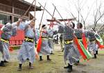 軽快な棒踊りを披露する踊り手＝肝付町宮下の桜迫神社
