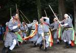軽快な棒踊りを披露する踊り手＝肝付町宮下の桜迫神社