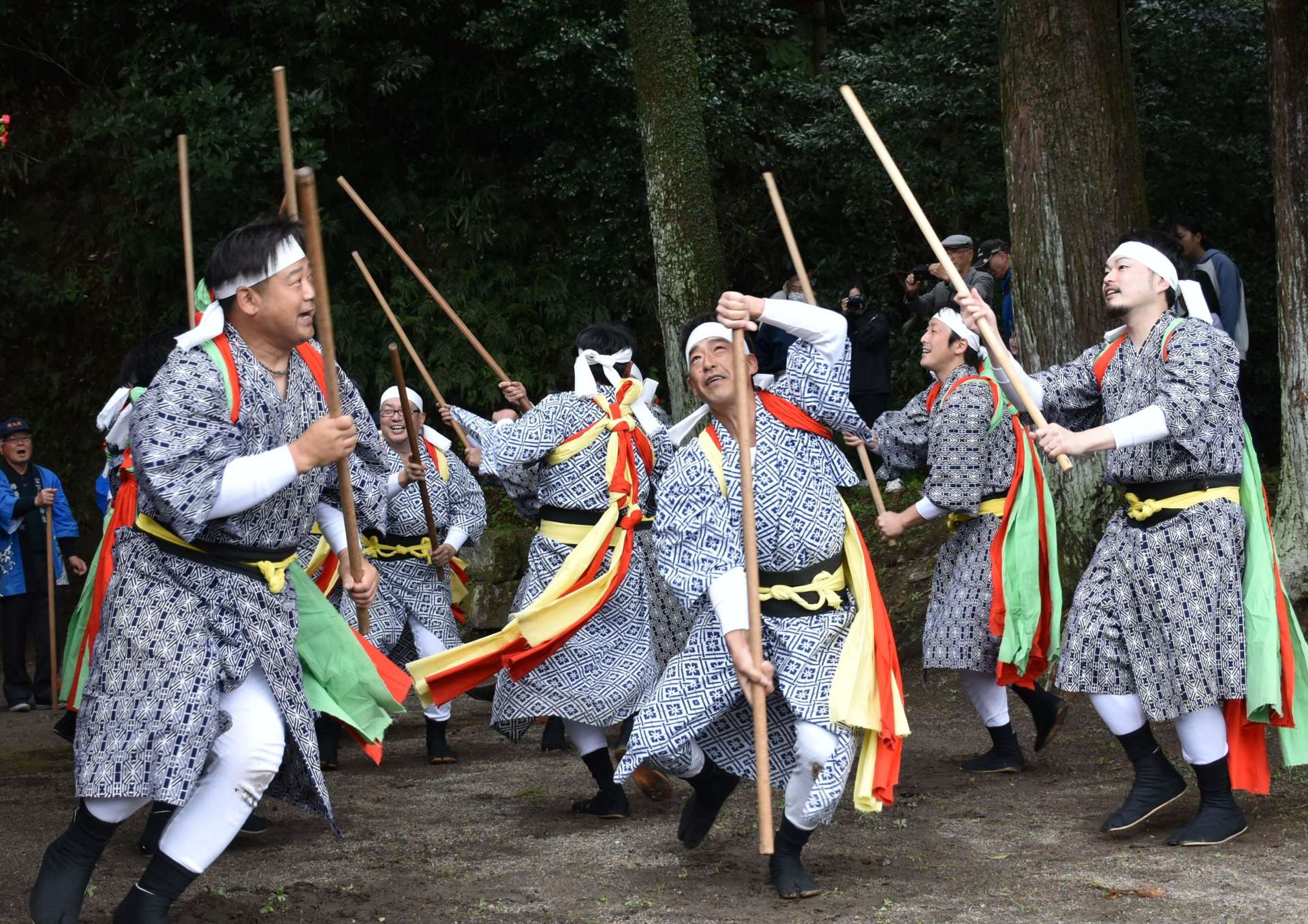 軽快な棒踊りを披露する踊り手＝肝付町宮下の桜迫神社