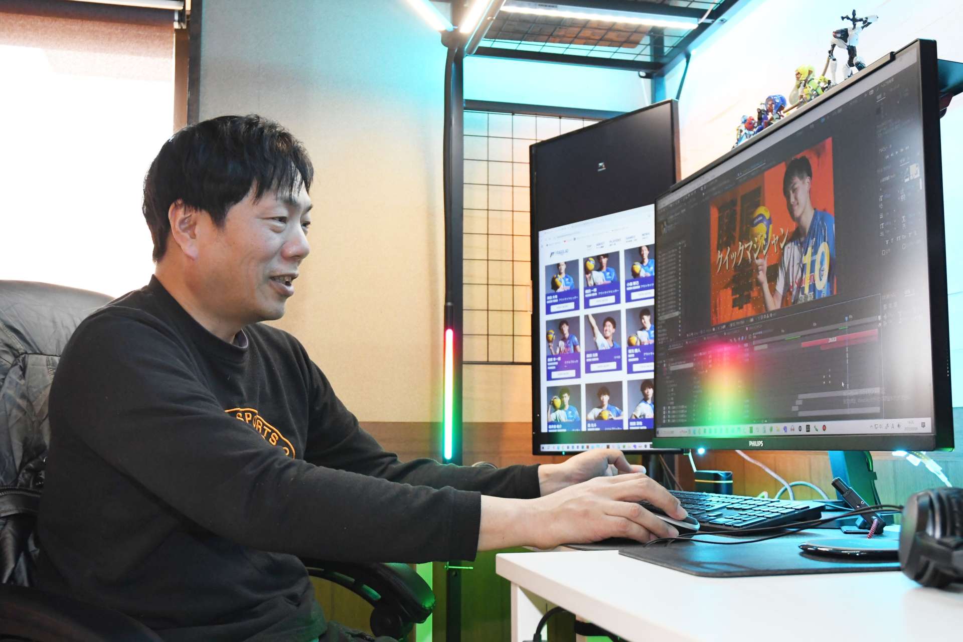 ホーム最終２連戦に向けて動画を編集する高橋さん＝日置市東市来