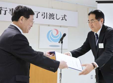 竹下卓宏鹿児島国道事務所長（右）から引き渡し書を受ける田中良二市長＝１９日、薩摩川内市役所