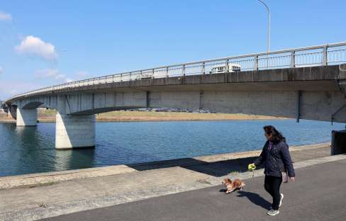 国による修繕代行工事が完了した天大橋＝１９日、薩摩川内市