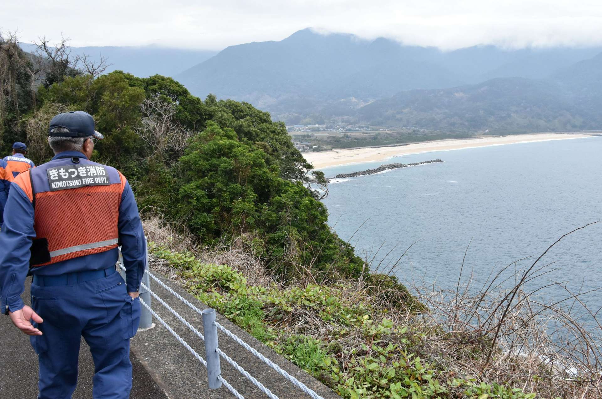 釣り客の姿が多く見られる道路沿い。消防関係者が見回る＝肝付町岸良