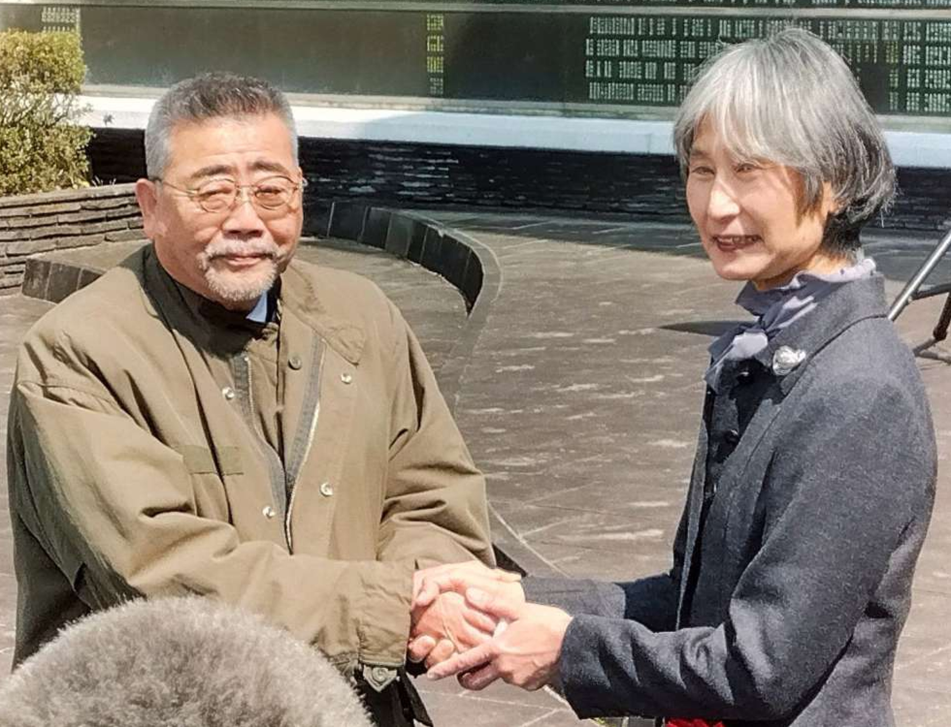 西南戦争田原坂戦没者追悼式に出席した西郷隆文さん（左）と大久保洋子さん＝２０日、熊本市の田原坂公園