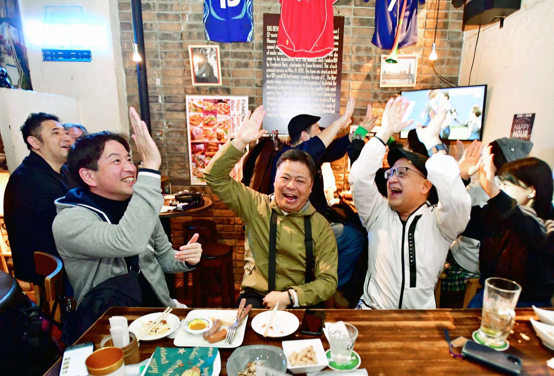日本の攻撃に盛り上がるするサッカーファンら＝２０日午後７時４３分、鹿児島市東千石町のビッグベン