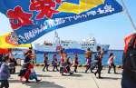 太鼓の演奏や大漁旗に見送られ、出港する「結Ｌｉｎｅこしき」＝２０日、いちき串木野市の串木野新港
