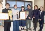 ヘアドネーションに協力したとして、感謝状を受け取る美容師や市民ら＝１８日、指宿市十二町