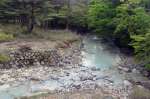 〈関連〉２０２４年５月、岡元堰の約６キロ上流にあるえびの高原を流れる赤子川。硫黄山の堆積物流入により白濁化している＝えびの市末永
